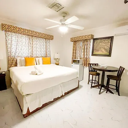Golden Palms House Bed & Breakfast Nassau Exterior photo
