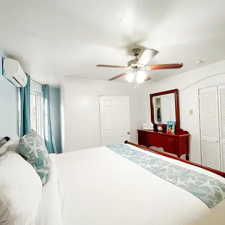 Golden Palms House Bed & Breakfast Nassau Exterior photo